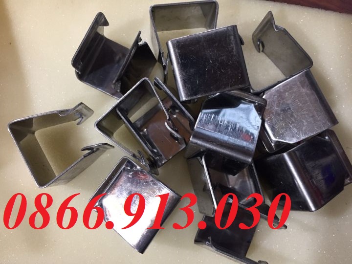 So sánh kẹp ngói nóc inox và phương pháp gắn ngói truyền thống