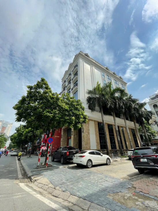 Bán tòa KS 8 tầng, mặt phố Nguyễn Hoàng. DT 234m2, MT 10m. Vị trí đắc Địa. Giá 178 tỷ. LH: