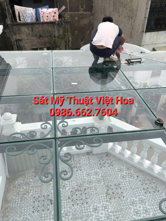 Gia Công Mái Kính Khung Sắt Mỹ Thuật – Vẻ Đẹp Của Hiện Đại và Cổ Điển