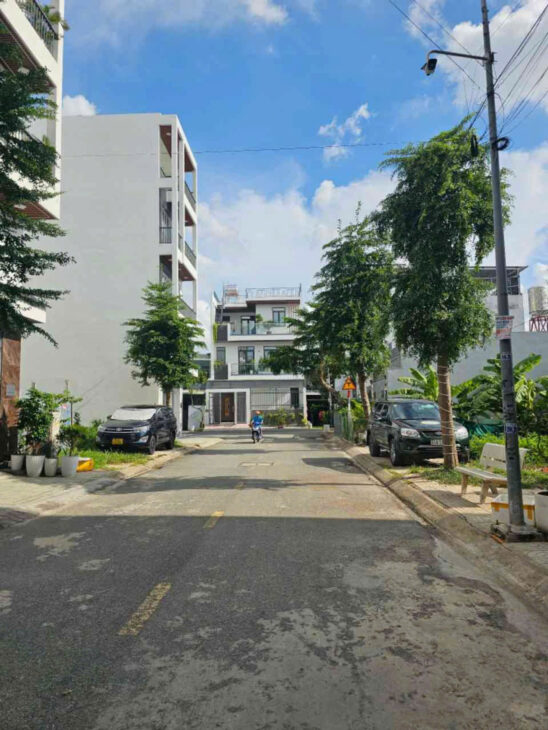 BÁN ĐẤT TẶNG NHÀ GẦN 100M2 – CẠNH MẶT TIỀN TÔ NGỌC VÂN – HXT, CHỈ NHỈNH 5 TỶ