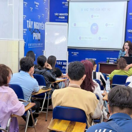 KHÓA HỌC MC SỰ KIỆN – DẪN CHƯƠNG TRÌNH CHUYÊN NGHIỆP | RÈN LUYỆN BẢN LĨNH, TỰ TIN LÀM CHỦ SÂN KHẤU KHÓA HỌC MC SỰ KIỆN – DẪN CHƯƠNG TRÌNH CHUYÊN NGHIỆP | RÈN LUYỆN BẢN LĨNH, TỰ TIN LÀM CHỦ SÂN KHẤU